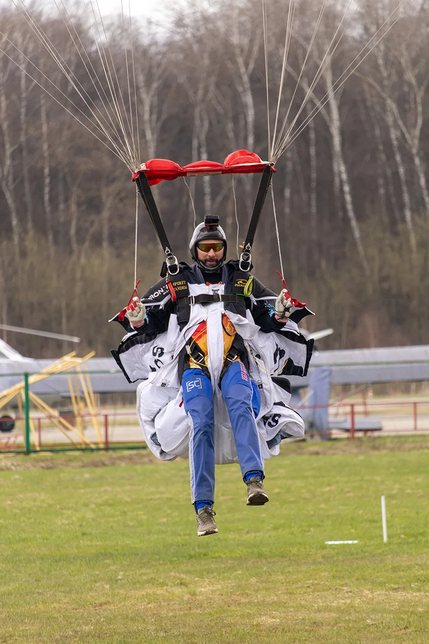 Учебно-тренировочные сборы: первые самостоятельные прыжки с крылом и ввод в эксплуатацию борта Л410